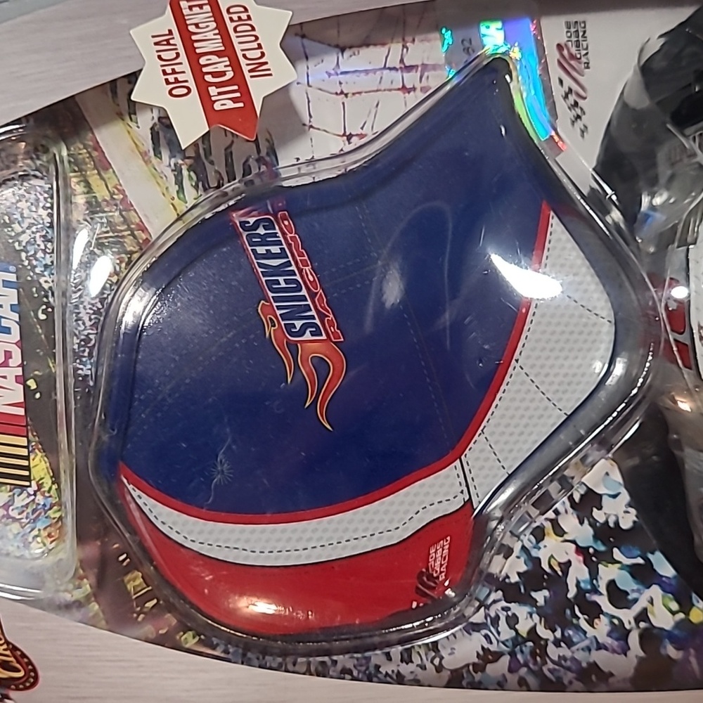Kyle Busch #18 Nascar Race Car & Pit Cap Magnet Snickers Car - Picture 3 of 6